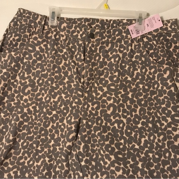 NWT- Women Mid Rise Relaxed Straight Leg- Brown Leopard Jean - Picture 6 of 8